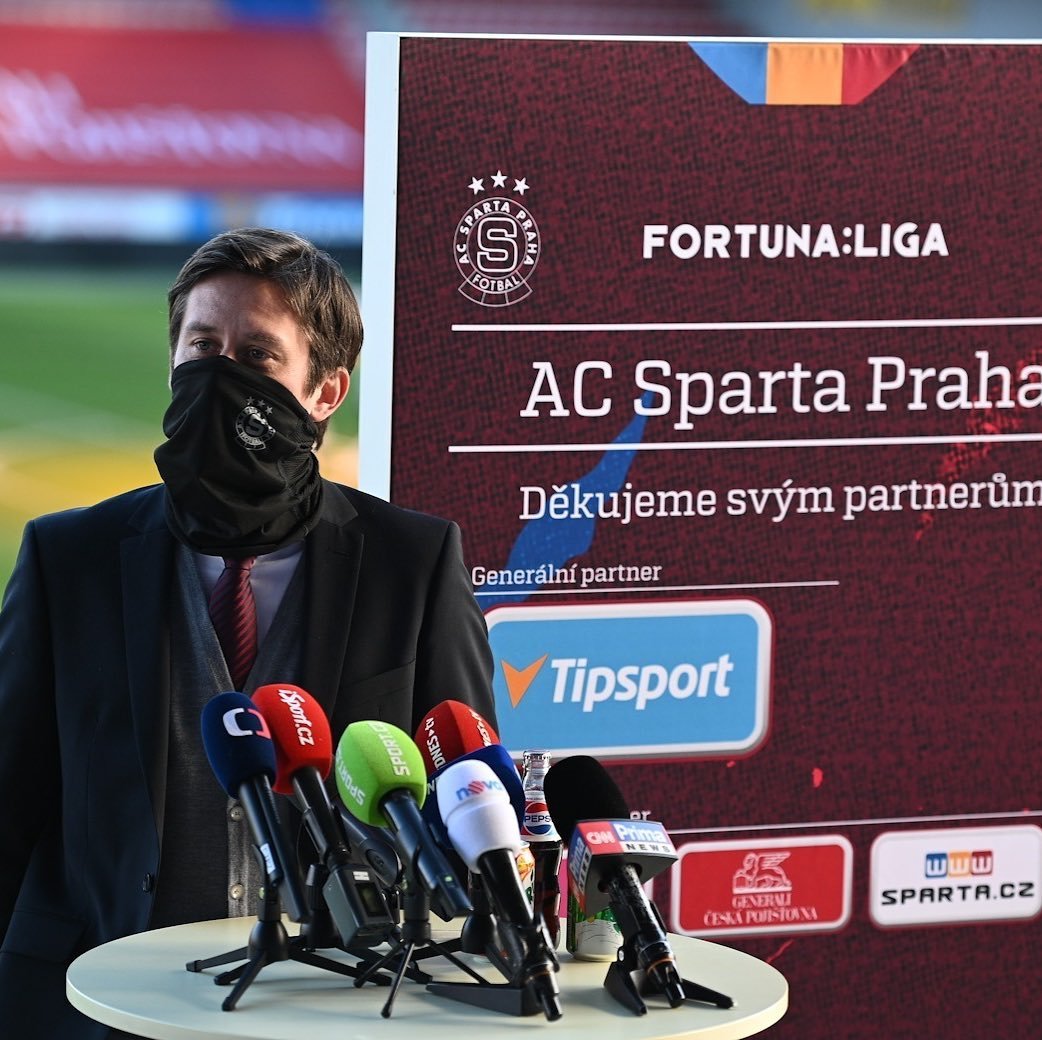 AHOJ SPARŤANI 4/4

Sparta je momentálně silným jednotným klubem, který má po příchodu Františka Čupra do pozice generálního ředitele jasně nastavené procesy. A cíl nás všech, kteří ve Spartě pracujeme, je, aby se neustále rozvíjela a posouvala kupředu. Stejně tak je jednoznačně v plánu, aby se rozvíjel náš tým i naše zázemí, abychom naplnili naše ambice.
Na mém osobním mediálním obrazu mi nezáleží a mojí ambicí není držet se židle za každou cenu. Ale nepravdivé útoky a výmysly nemohu nechat bez povšimnutí. Moje jediná ambice je se Spartou vyhrávat. Abychom měli radost z naší práce my v klubu i naši fanoušci. Nebude se měnit nastavená strategie, tak jak se často v minulosti stávalo.
V roli sportovního ředitele nemůžete logicky být úspěšní se všemi hráči, protože jich hraje pouze 11 a vy přitom chcete mít kádr s 22 – 25 hráči. V týmu musí být konkurence a hráči si musejí šlapat na paty a vědět, že nikdo nemá nic jistého a že každý trénink i zápas musí každý makat vždy na plno.
Čili kritizujte mě a mé kroky, o kterých pochybujete. To je naprosto v pořádku. Já jsem se zodpovědnosti nikdy nezříkal. Ale dávejte prosím pozor na názory a spekulace některých samozvaných expertů, insiderů a dalších lidí, kteří se vás snaží přesvědčit, že mají z klubu zaručené informace. Věřte, že většinou správné informace nemají.
Budu se snažit být otevřenější a účastnit se například debat se sparťanskými fanoušky (v této těžké době je to ale složité), kde budu moct být otevřenější a konkrétnější.
Děkuju, že jste mi věnovali svůj čas a přečetli si to. Doufám, že se brzy uvidíme na stadionu a budeme se společně radovat ze sparťanských úspěchů, protože My jsme Sparta.
Nikdy se nevzdáme.
TR